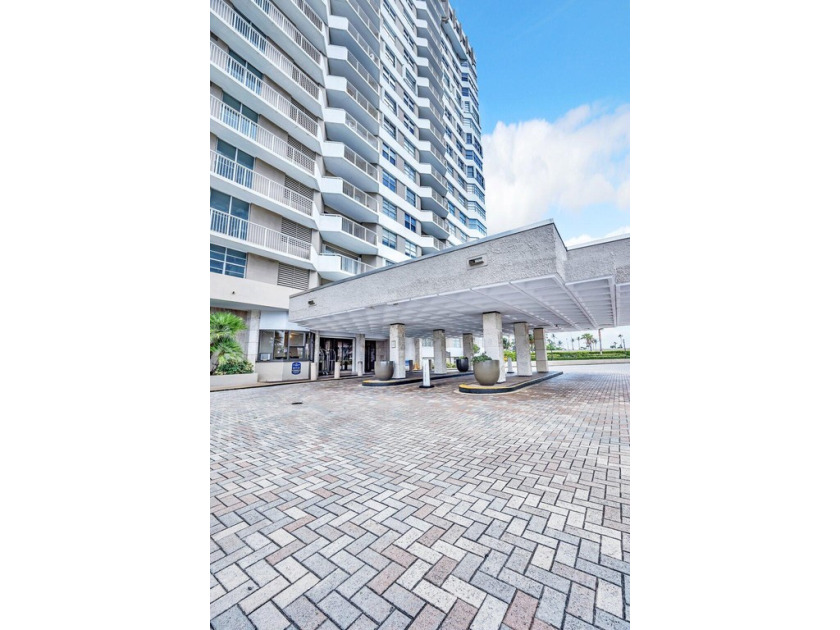 This desirable Hallandale Beach location unit offers a light and - Beach Condo for sale in Hallandale Beach, Florida on Beachhouse.com