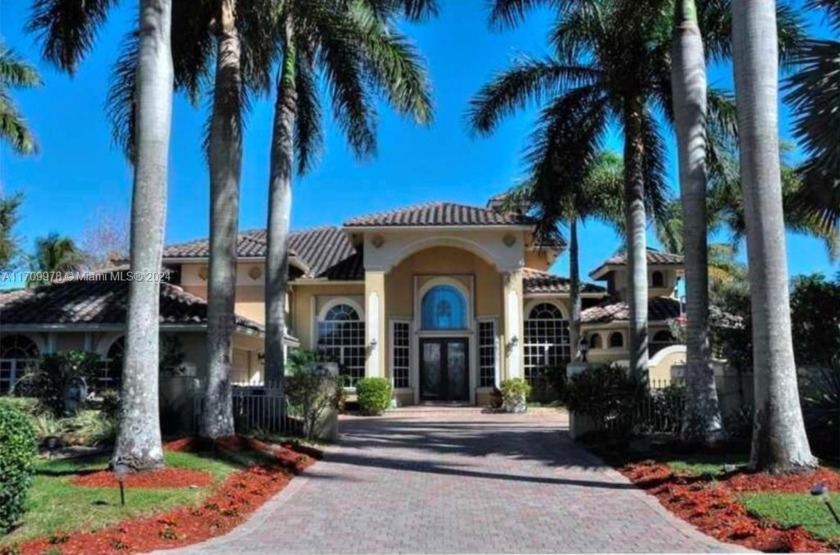 SPECTACULAR CUSTOM ESTATE ON LARGE LAKE/GARDEN/PARK VIEW. CUSTOM - Beach Home for sale in Coral Springs, Florida on Beachhouse.com