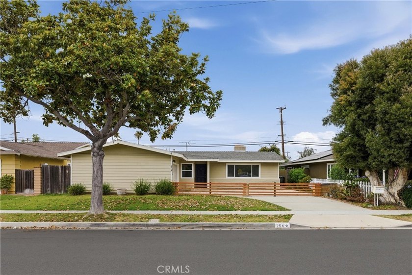 254 Bucknell Road is a charming single-story home located in the - Beach Home for sale in Costa Mesa, California on Beachhouse.com