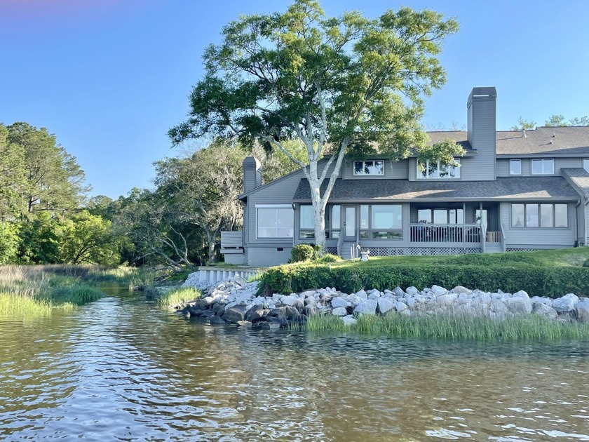 Welcome to this private, end unit townhome located on deep-water - Beach Home for sale in Charleston, South Carolina on Beachhouse.com