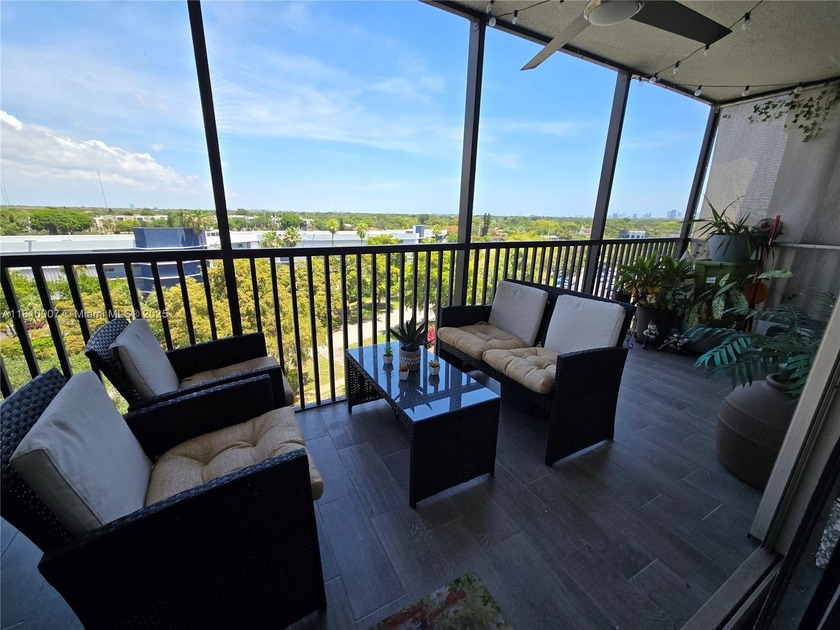 Beautifully remodeled 2-bed, 2-bath corner featuring a split - Beach Condo for sale in Miami, Florida on Beachhouse.com