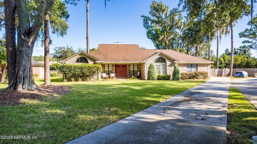 Beautiful Luxury Brick Home in Prime Location! This 4-bedroom - Beach Home for sale in Middleburg, Florida on Beachhouse.com