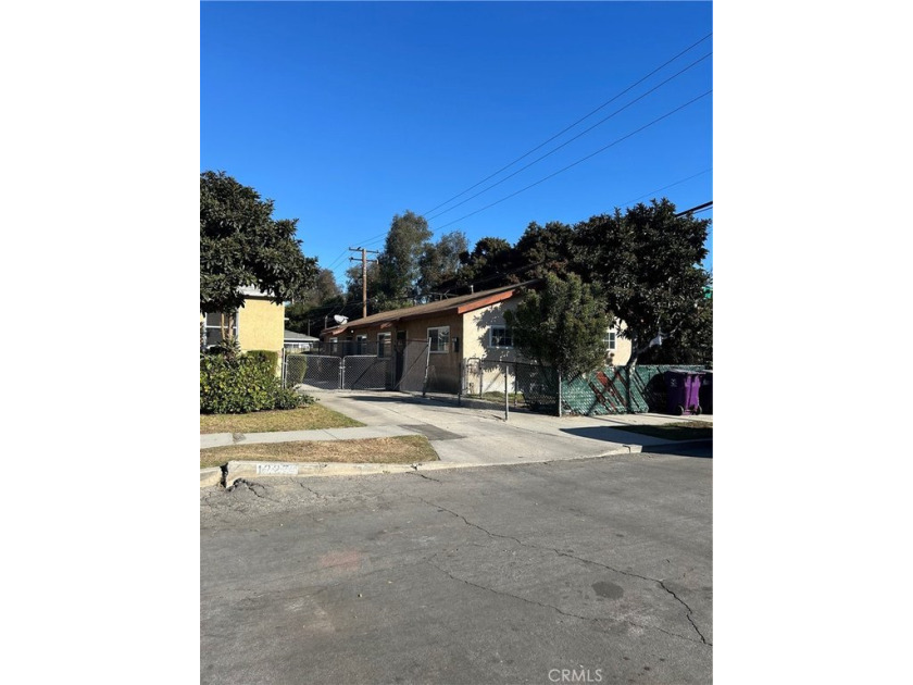 this property shows two one bedroom each however the owner is - Beach Townhome/Townhouse for sale in Long Beach, California on Beachhouse.com