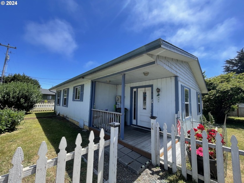 Welcome to your cozy new home! This delightful 912sqft - Beach Home for sale in Bandon, Oregon on Beachhouse.com