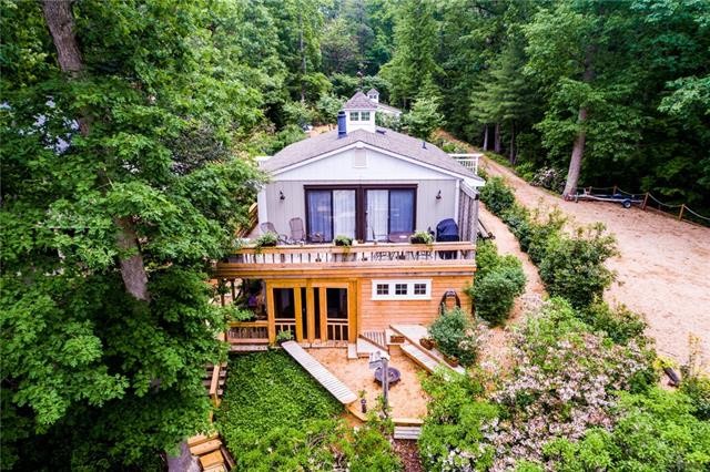 This two level waterfront oasis captures the wonderful views of - Beach Home for sale in Urbanna, Virginia on Beachhouse.com