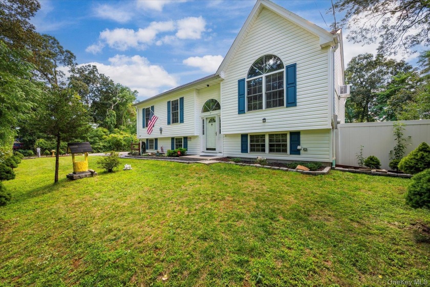 Spectacular home in Mastic Beach a short walk to the William - Beach Home for sale in Mastic Beach, New York on Beachhouse.com