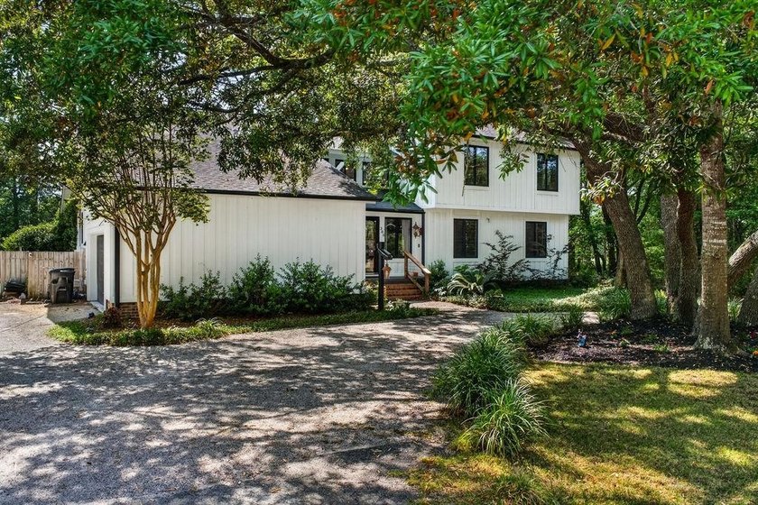 Located in Litchfield Country Club (Pawleys Island, SC) this - Beach Home for sale in Pawleys Island, South Carolina on Beachhouse.com