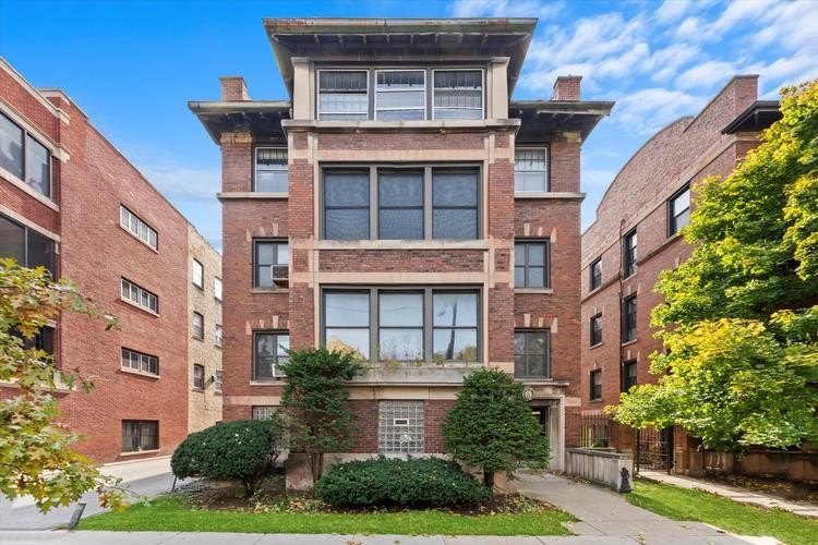 Discover spacious living at 1015 E Hyde Park! This expansive - Beach Condo for sale in Chicago, Illinois on Beachhouse.com