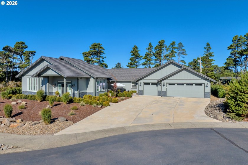 Stunning 3-bedroom, 2.5 bath custom home offering 2,302 square - Beach Home for sale in Florence, Oregon on Beachhouse.com