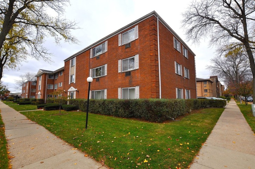 Move-in ready! This 2BD/1BA sun filled top floor corner unit is - Beach Home for sale in Skokie, Illinois on Beachhouse.com