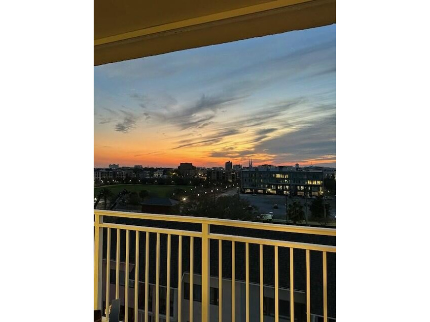 ATTENTION INVESTORS: Bright corner unit with double balconies - Beach Home for sale in Charleston, South Carolina on Beachhouse.com