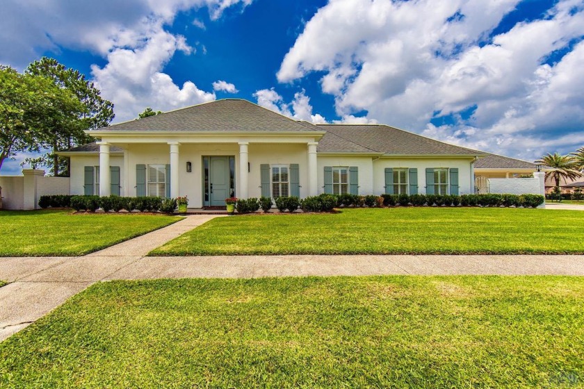 Oakdale Loop On The Water! This Tastefully, Totally Renovated - Beach Home for sale in Houma, Louisiana on Beachhouse.com