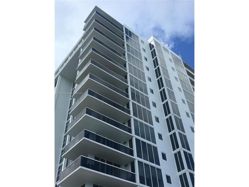 BEAUTIFUL 1 BED / 1 1/2 BATH IN LUXURIOUS AND MODERN HARBOUR - Beach Condo for sale in Bal Harbour, Florida on Beachhouse.com