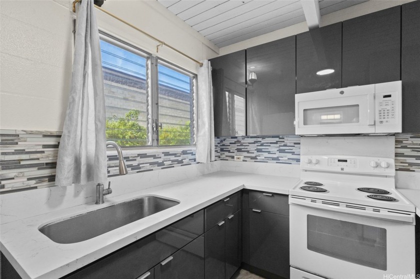 Prime Kahala Location!
Move-in ready 2-bedroom, 2-bath townhouse - Beach Condo for sale in Honolulu, Hawaii on Beachhouse.com