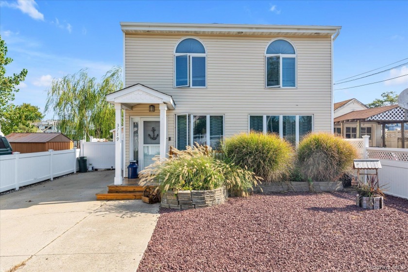 Welcome to 3719 Terrapin Place, Seaford, NY 11783 - a charming - Beach Home for sale in Seaford, New York on Beachhouse.com