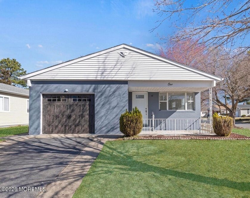This beautifully renovated Lakeview model has been recently and - Beach Home for sale in Toms River, New Jersey on Beachhouse.com
