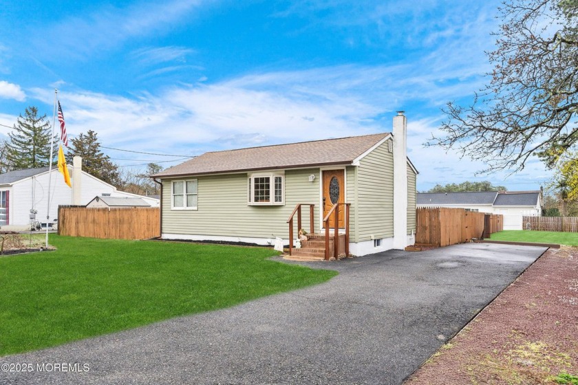 YOUR OPTIONS ARE ENDLESS WITH THIS ADORABLE MOVING CONDITION - Beach Home for sale in Toms River, New Jersey on Beachhouse.com