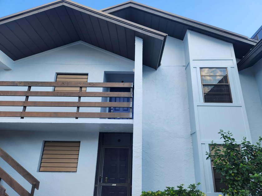 Beautifully updated and move in ready 2 bed/2 bath 2nd floor - Beach Condo for sale in Stuart, Florida on Beachhouse.com