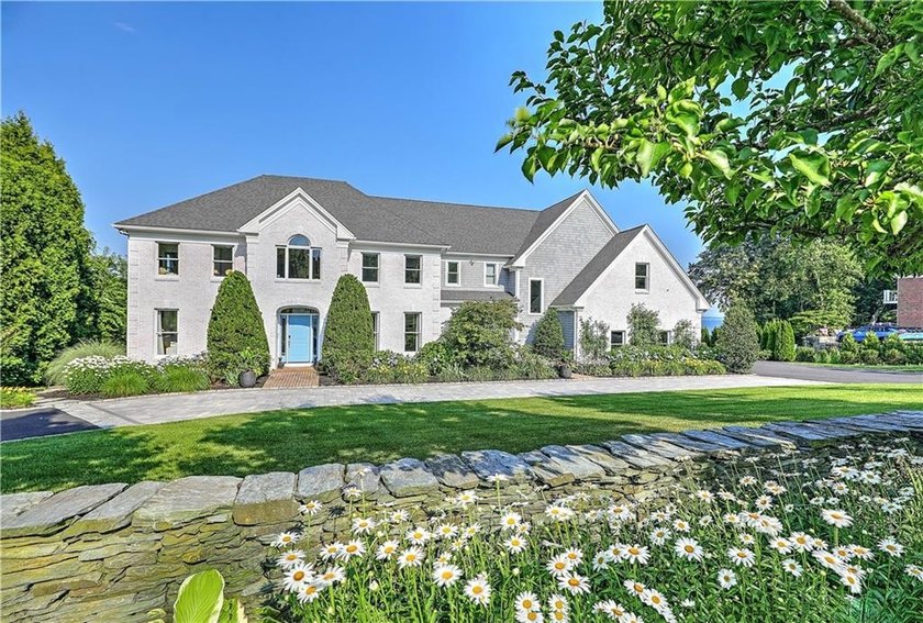 STUNNING WATERFRONT RETREAT ON THE SAKONNET RIVER. Welcome to - Beach Home for sale in Portsmouth, Rhode Island on Beachhouse.com