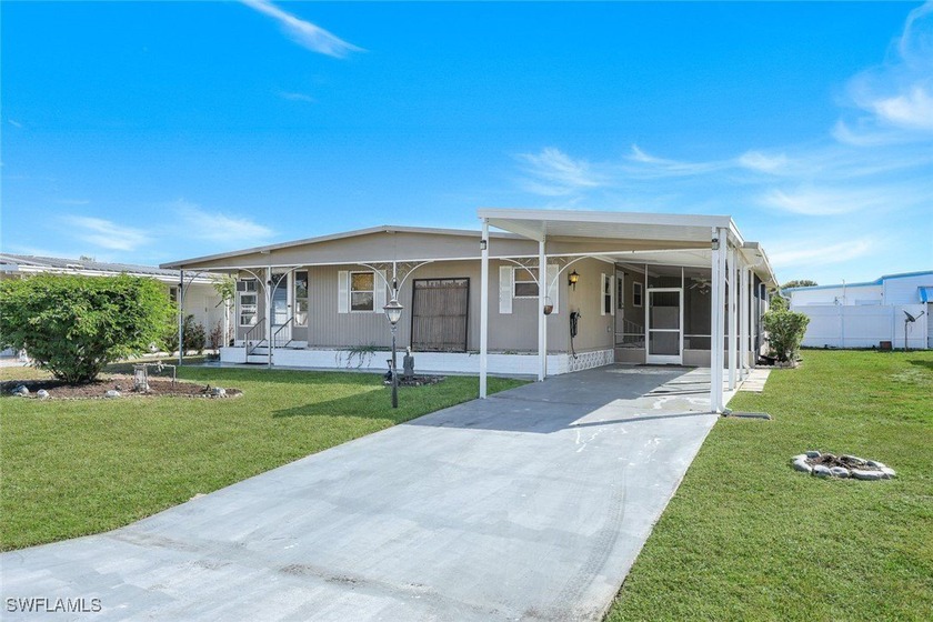 SELLER IS MOTIVATED AND WILL CONSIDER ALL OFFERS! Spacious and - Beach Home for sale in Bonita Springs, Florida on Beachhouse.com