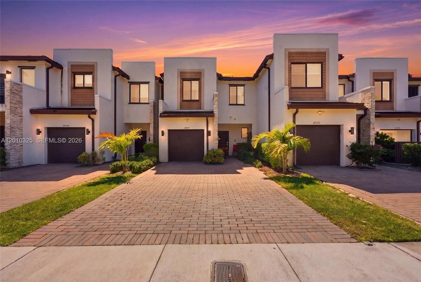Lakefront 3-bedroom, 2.5-bath townhouse with garage in the gated - Beach Townhome/Townhouse for sale in Miami, Florida on Beachhouse.com