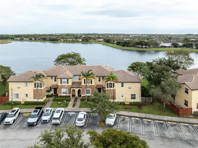 Beautiful, remodeled lakefront townhouse situated on a - Beach Townhome/Townhouse for sale in Cutler Bay, Florida on Beachhouse.com