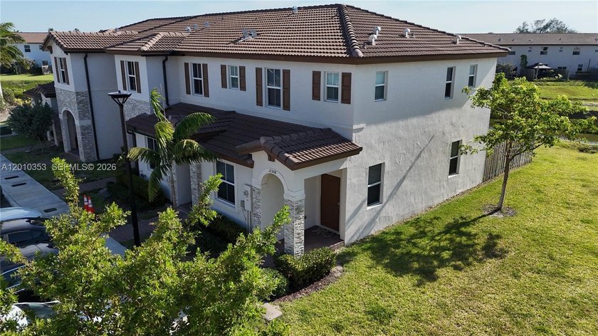 Corner unit filled with abundant natural light, offering a - Beach Townhome/Townhouse for sale in Miami, Florida on Beachhouse.com