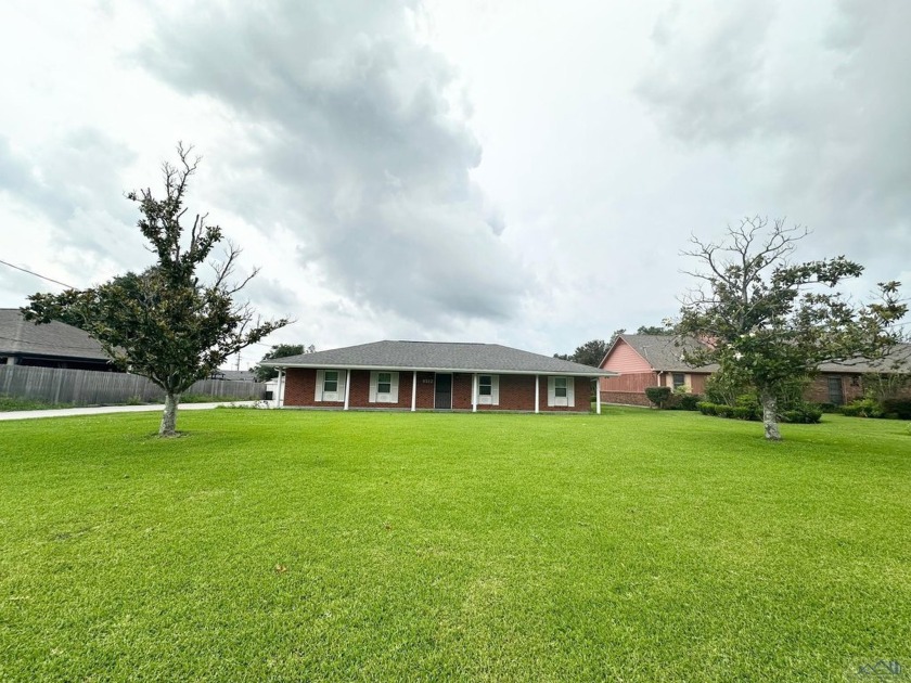 This beautiful house has a nice living room that looks out to - Beach Home for sale in Houma, Louisiana on Beachhouse.com