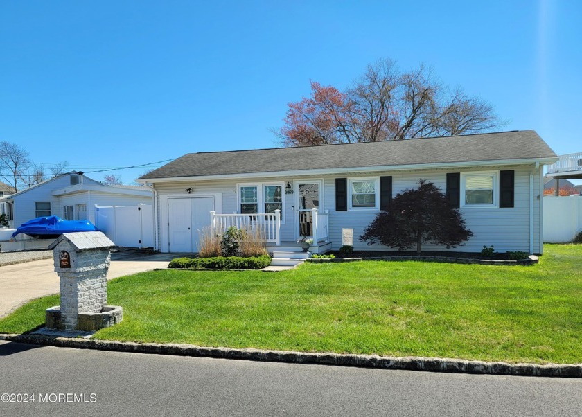 This adorable Windsor Park home is only a few minutes away from - Beach Home for sale in Toms River, New Jersey on Beachhouse.com