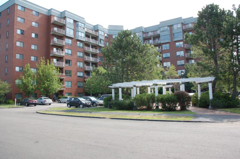 This bright and sunny condo unit is just steps from the ocean! - Beach Condo for sale in South Portland, Maine on Beachhouse.com