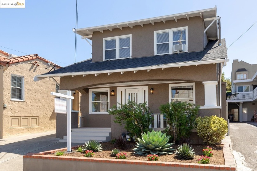 This sun-filled Craftsman duplex in Oakland's coveted Glenview - Beach Home for sale in Oakland, California on Beachhouse.com