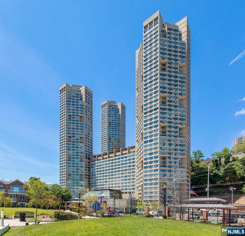 Welcome home to this sun-filled and spacious high-floor - Beach Home for sale in Guttenberg, New Jersey on Beachhouse.com