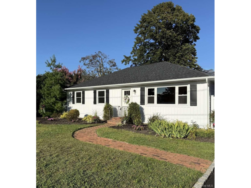 Move right into this 3 bedroom ranch, located south of montauk - Beach Home for sale in West Islip, New York on Beachhouse.com