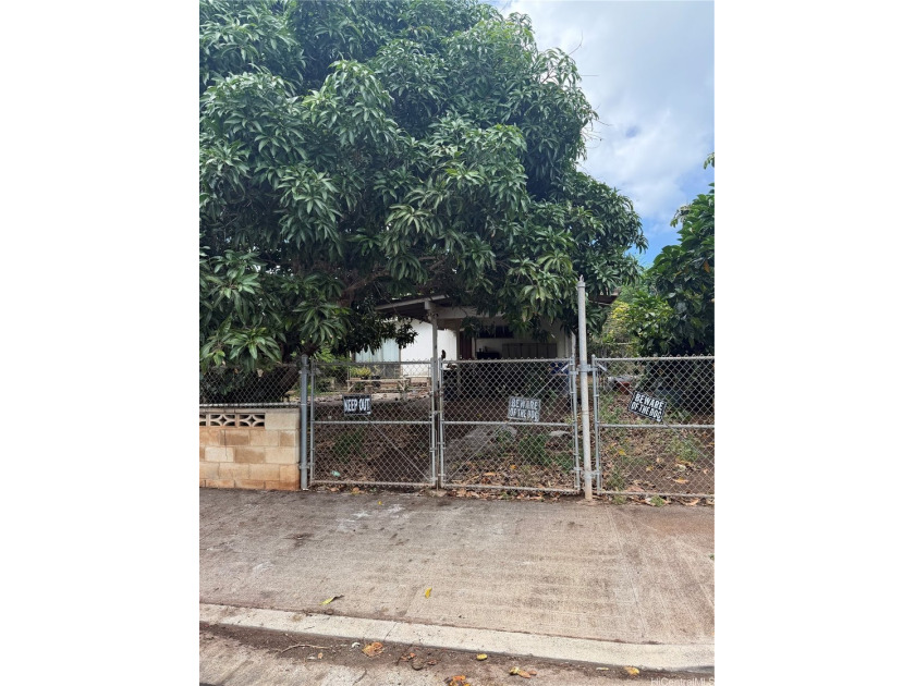 Great opportunity for buyers looking to renovate and make a home - Beach Home for sale in Ewa Beach, Hawaii on Beachhouse.com