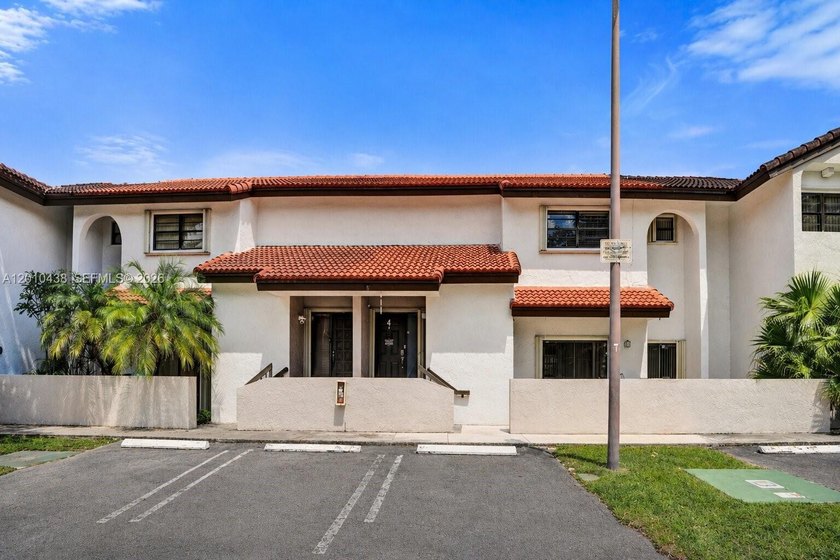 Beautifully updated and meticulously maintained 2 bed, 2.5 bath - Beach Townhome/Townhouse for sale in Miami, Florida on Beachhouse.com