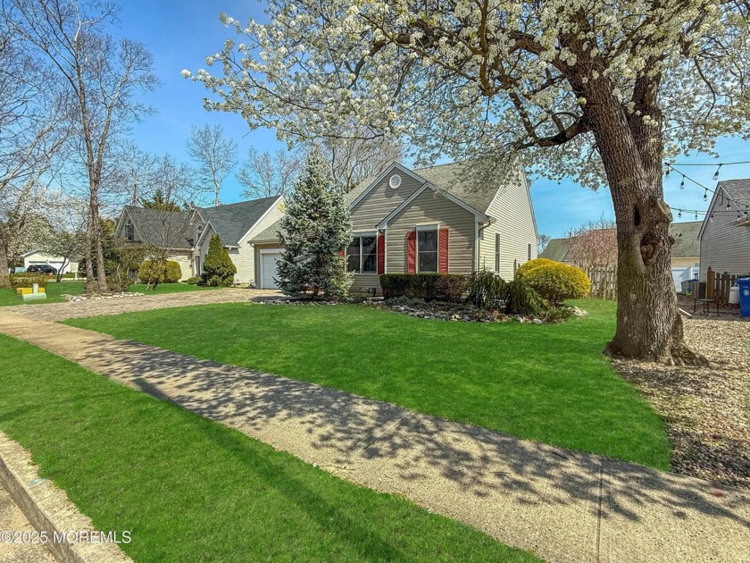Beautiful move-in condition contemporary ranch situated on a - Beach Home for sale in Manahawkin, New Jersey on Beachhouse.com
