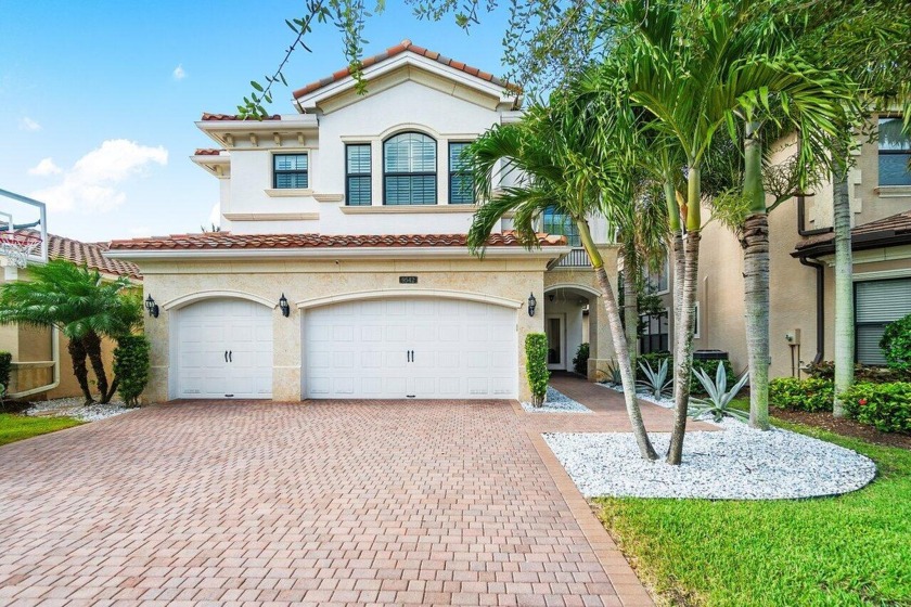 Beautifully decorated with custom millwork, designer wall - Beach Home for sale in Delray Beach, Florida on Beachhouse.com