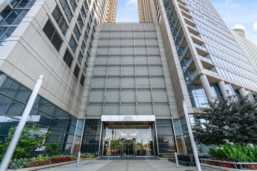 Beautifully renovated 1 bedroom/1.5 bathroom in Streeterville - Beach Home for sale in Chicago, Illinois on Beachhouse.com