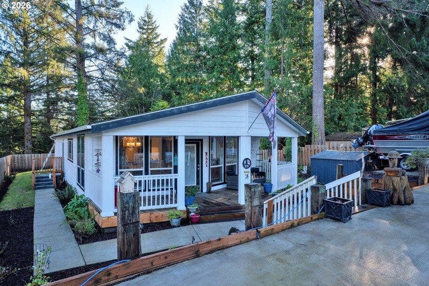 Well-built and stunning 1,512 sf manufactured home. 2 bedroom, 2 - Beach Home for sale in Florence, Oregon on Beachhouse.com