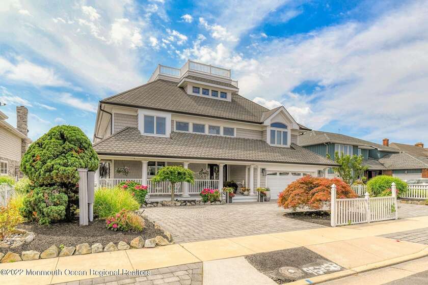 MANTOLOKING/CURTIS POINT | 4 BR, 5.5 BA | $3,975,000 Move in - Beach Home for sale in Mantoloking, New Jersey on Beachhouse.com