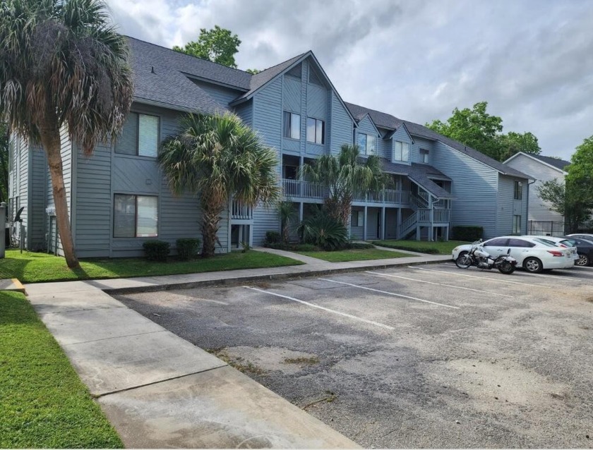 **Priced below appraised value** This inviting first-floor condo - Beach Home for sale in North Charleston, South Carolina on Beachhouse.com