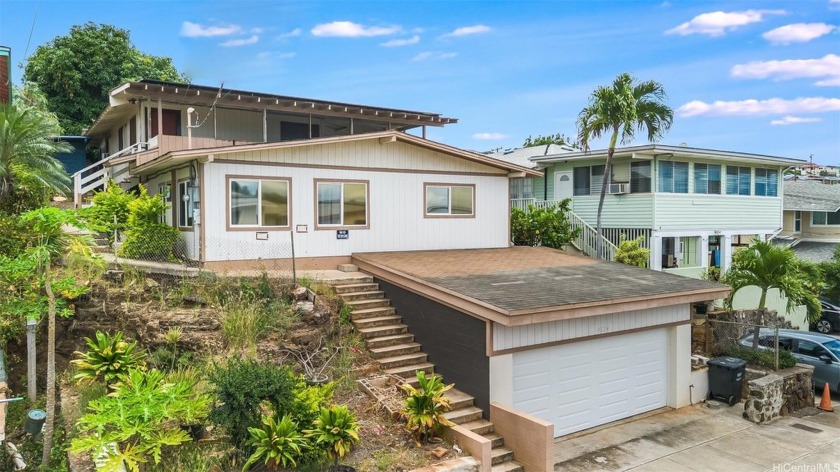 CALLING ALL INVESTORS AND BIG FAMILY DREAMERS! This spacious - Beach Home for sale in Honolulu, Hawaii on Beachhouse.com