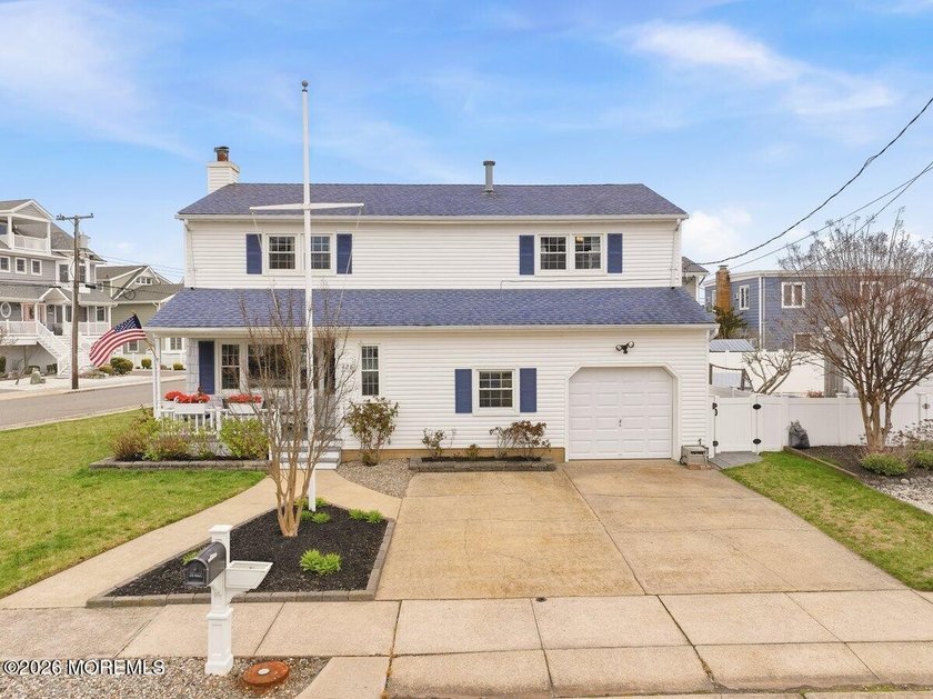 This meticulously maintained 4 bedroom colonial with 1 1/2 car - Beach Home for sale in Lavallette, New Jersey on Beachhouse.com