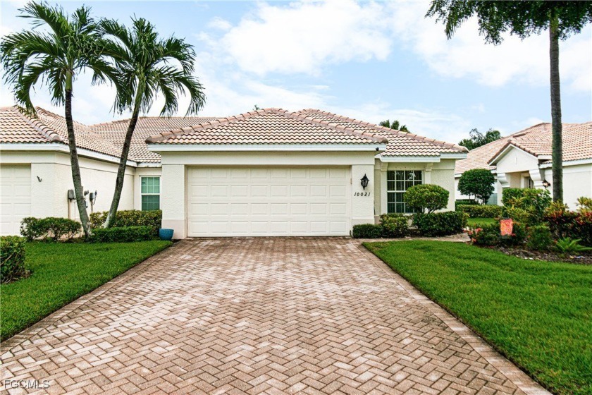 Luxury Turnkey Retreat in Colonial Country Club! Discover the - Beach Home for sale in Fort Myers, Florida on Beachhouse.com