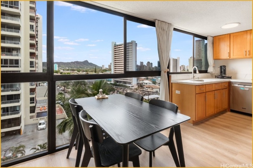 ASSUMABLE LOAN - DIAMOND HEAD VIEWS - BREEZY AND OPEN FLOOR - Beach Condo for sale in Honolulu, Hawaii on Beachhouse.com