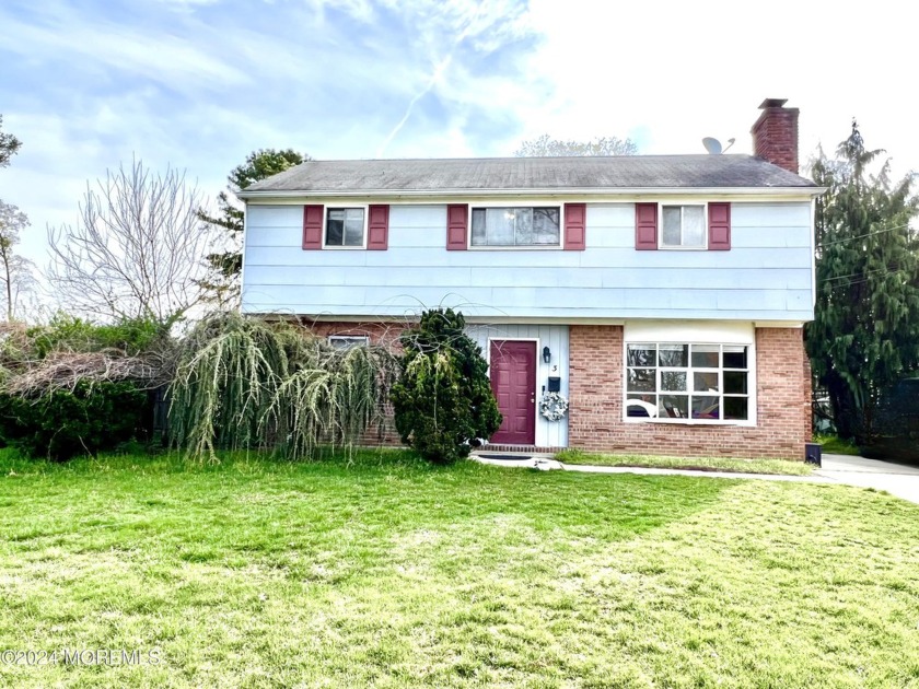 Very cute house in popular Oakhurst!! Sitting on approx 75x120 - Beach Home for sale in Oakhurst, New Jersey on Beachhouse.com