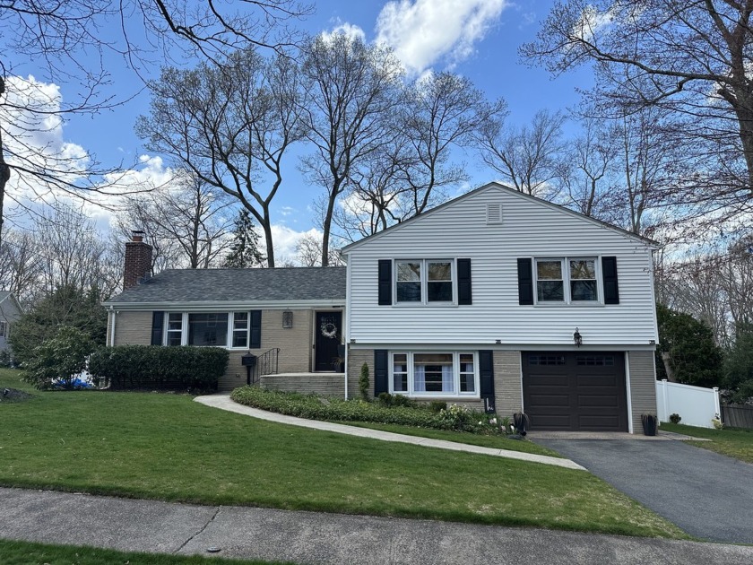 Beautifully remodeled and maintained 3 bedroom split level - Beach Home for sale in New Haven, Connecticut on Beachhouse.com