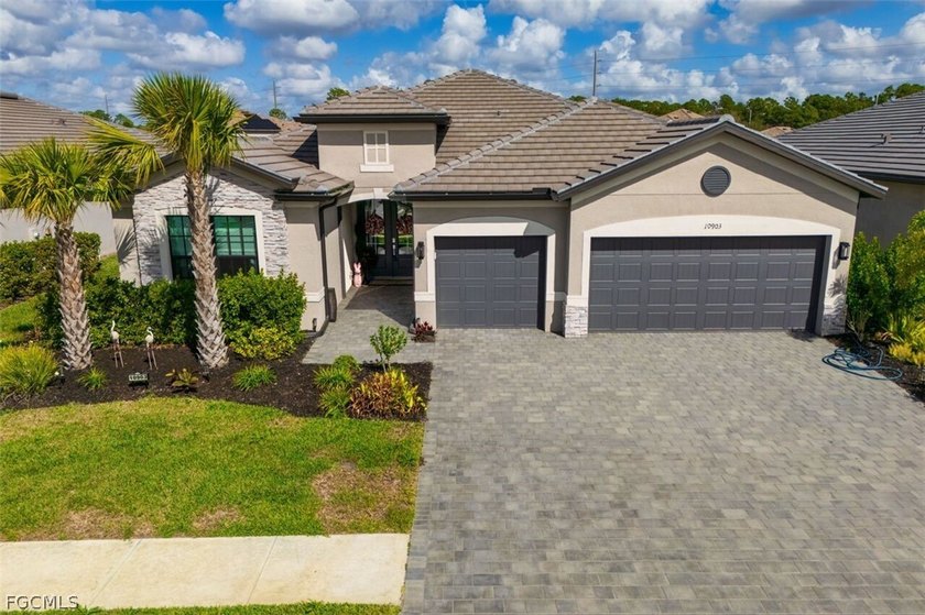 Welcome to your dream home in Fort Myers! This stunning - Beach Home for sale in Fort Myers, Florida on Beachhouse.com