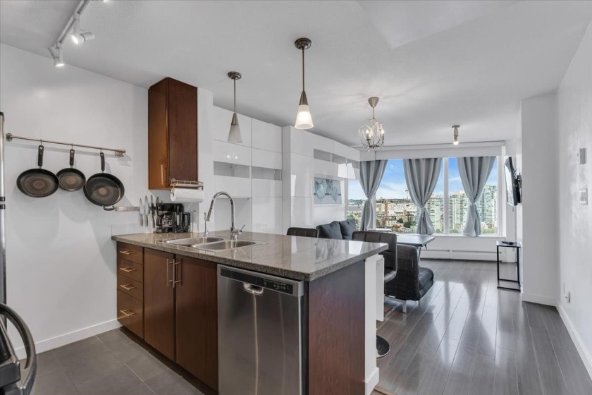 Welcome to this beautiful one bedroom open concept suite - Beach Condo for sale in Vancouver,  on Beachhouse.com