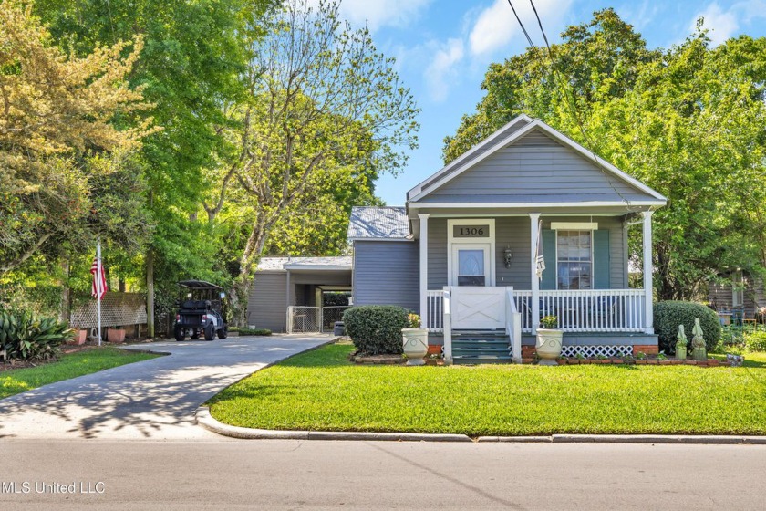 Breathtaking adorable cottage in the Heart of Downtown Ocean - Beach Home for sale in Ocean Springs, Mississippi on Beachhouse.com